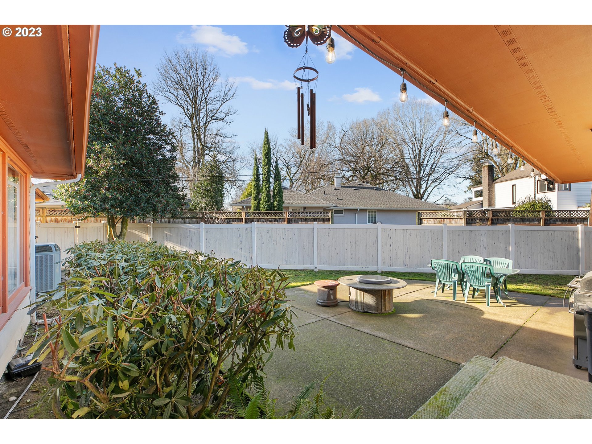 2316 Washington Way Longview, WA 98632 - Photo 28 of 31 a view of a patio with table and chairs and potted plants