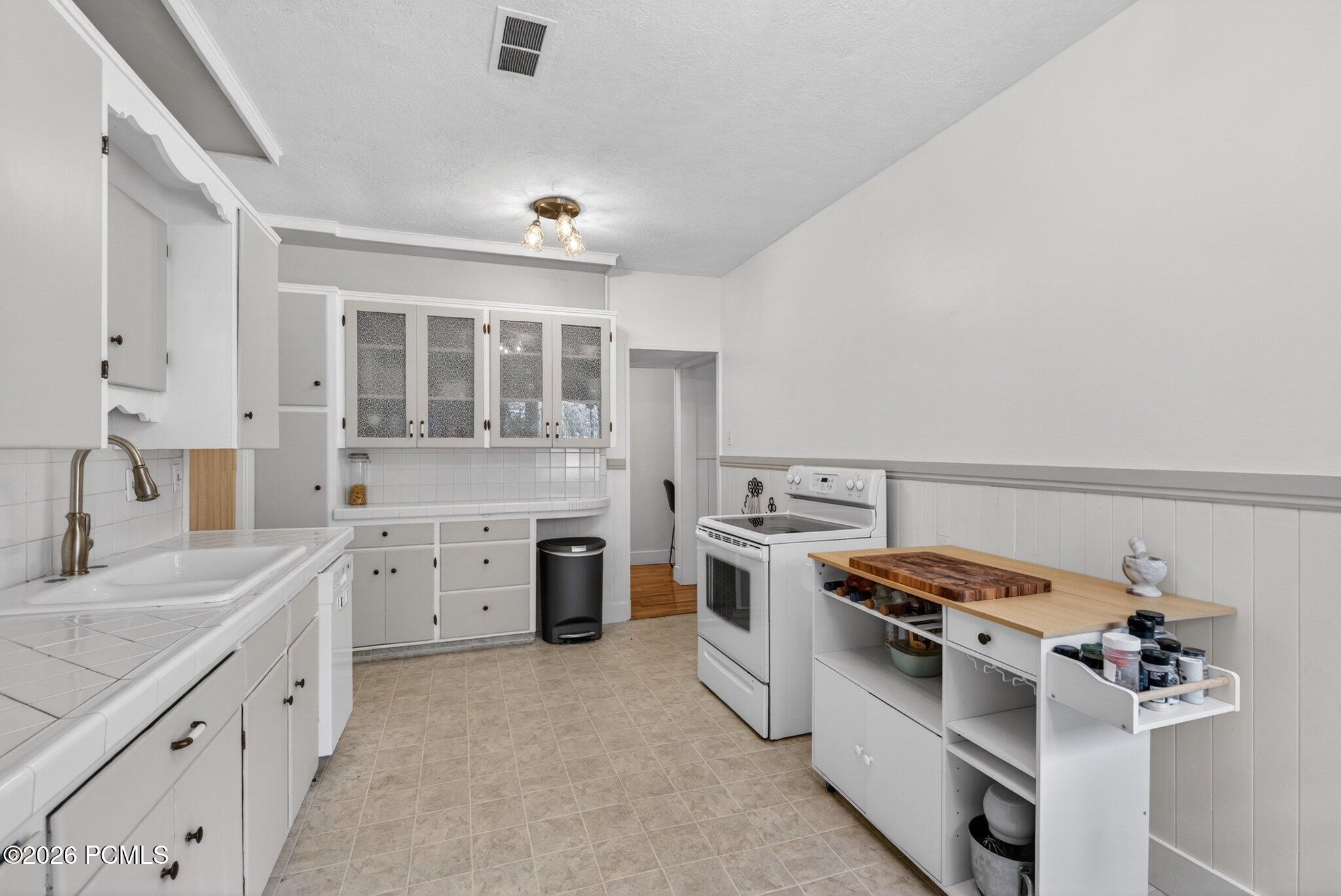 1508 Springdell Circle Provo, UT 84604 - Photo 15 of 59