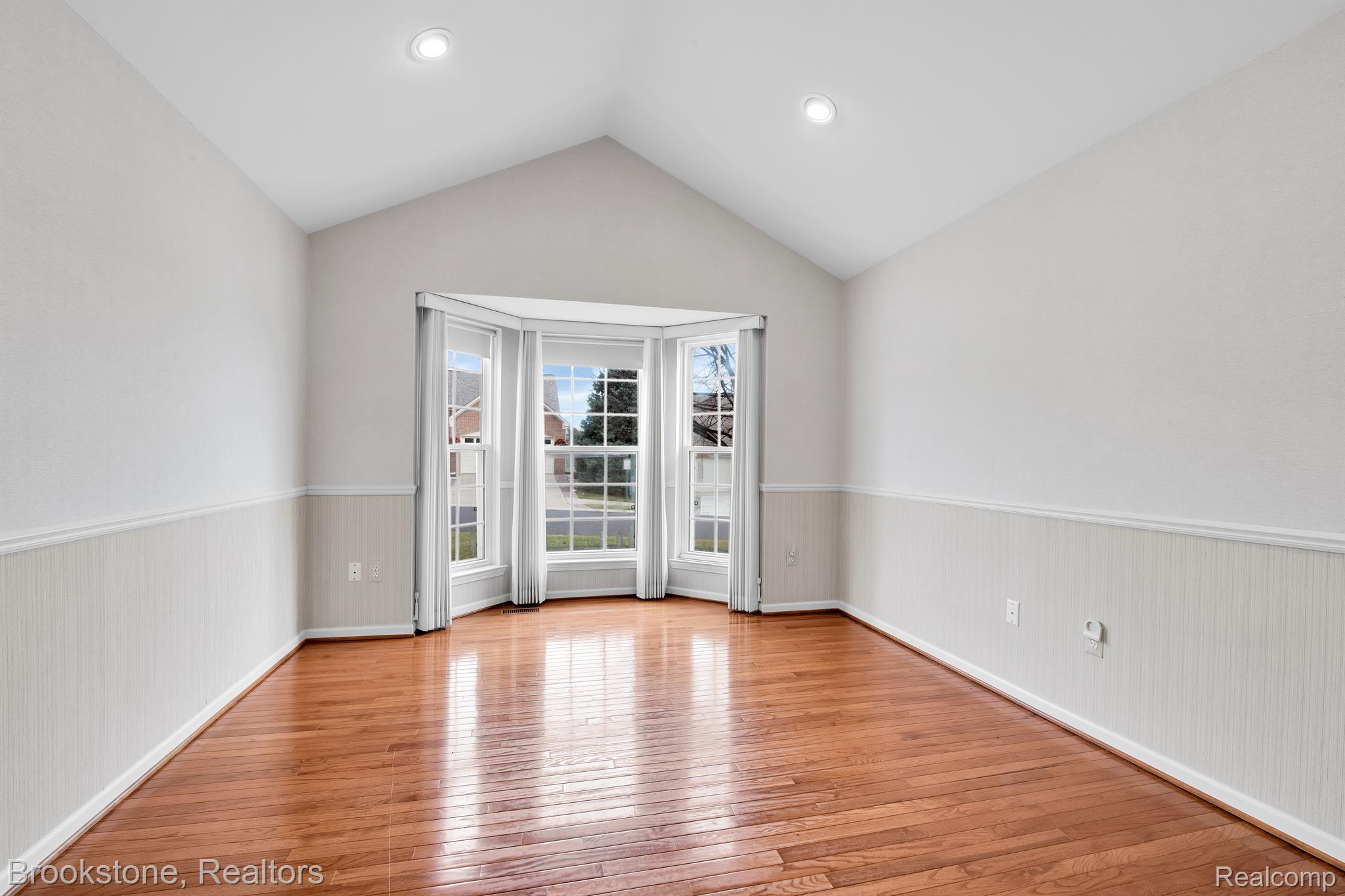 1134 Churchill Circle Rochester, MI 48307 - Photo 18 of 42 2nd Bedroom With Bayed Window and Vaulted Ceilings