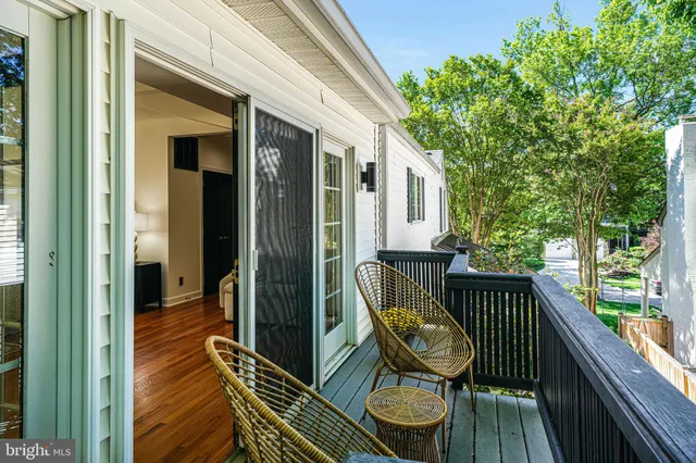 a picture of a rug with a white wall and a painting