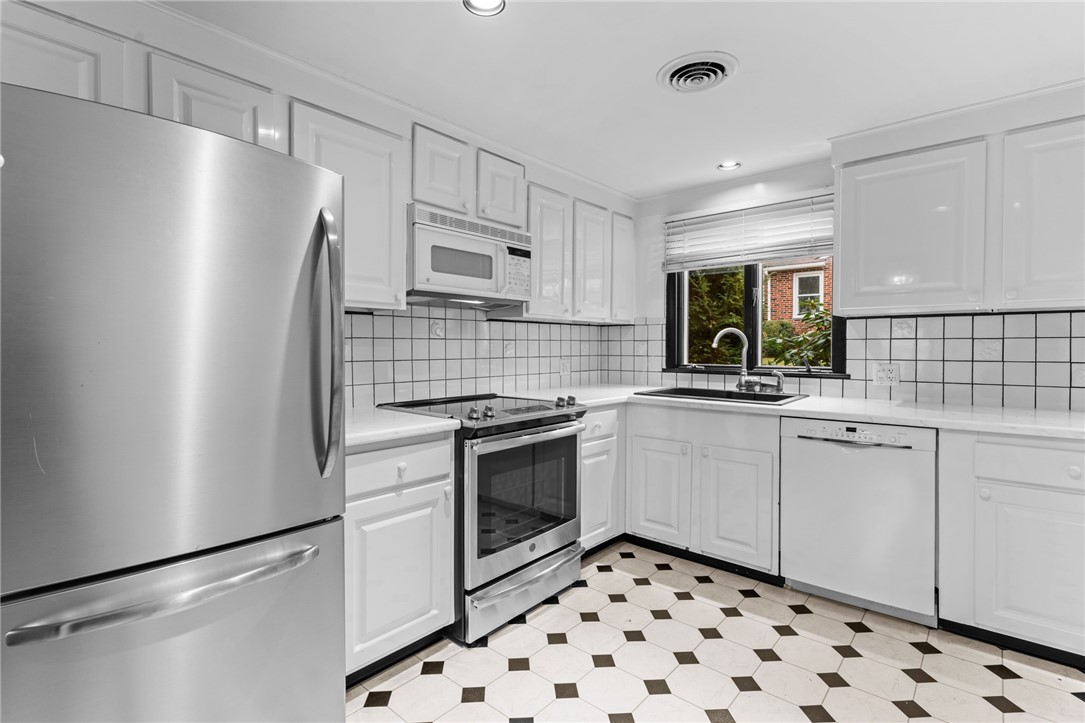 45 Rangeley Road Cranston, RI 02920 - Photo 12 of 35