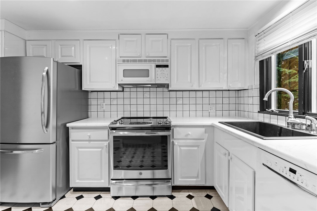 45 Rangeley Road Cranston, RI 02920 - Photo 13 of 35