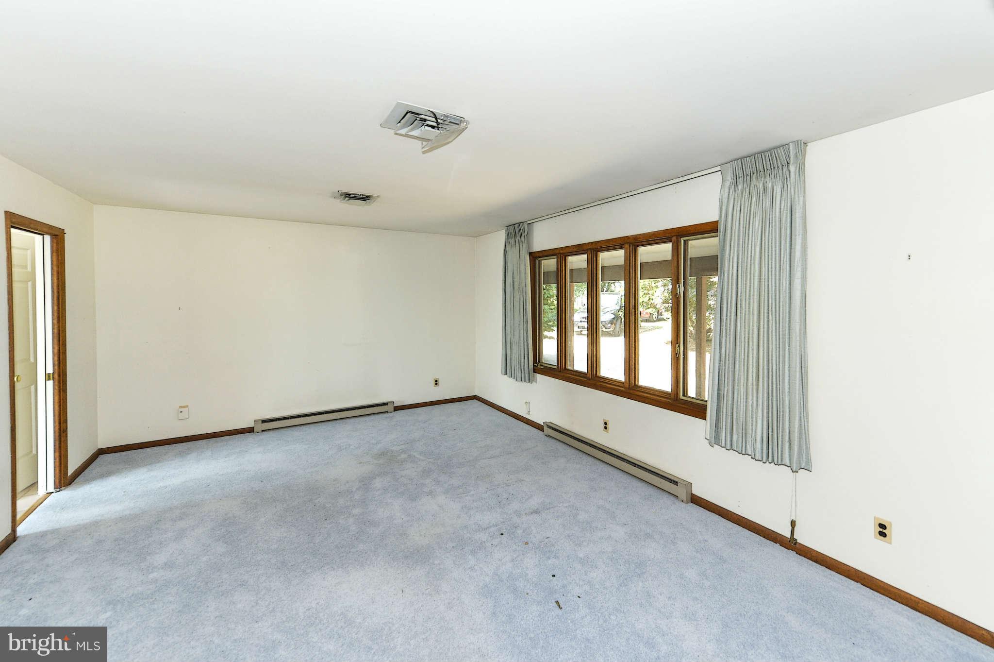 5146 Mountain Road Pasadena, MD 21122 - Photo 10 of 21 Living Room