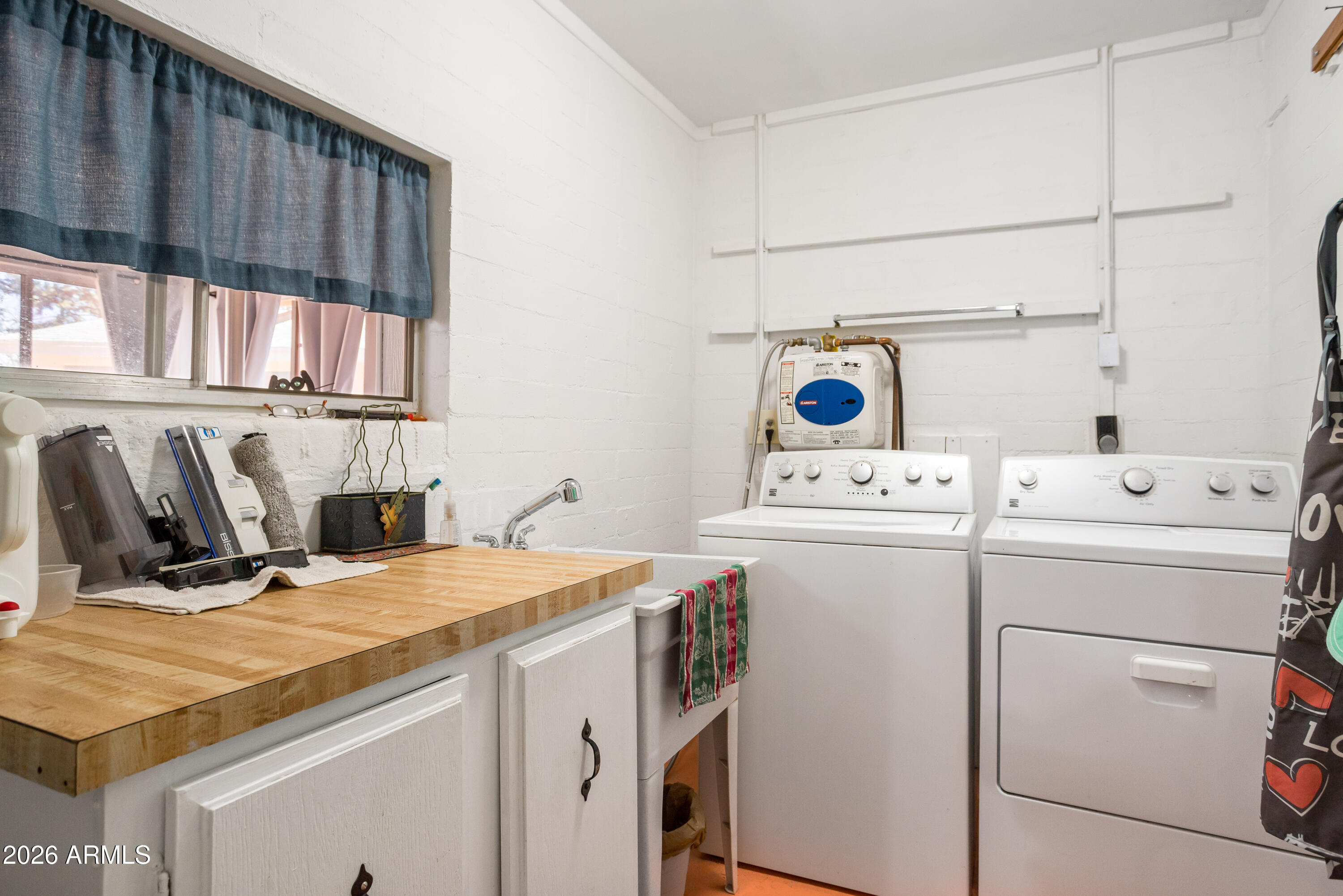 5681 South Moson Road Hereford, AZ 85615 - Photo 23 of 47 a utility room with dryer and washer