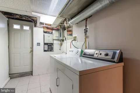a view of utility room