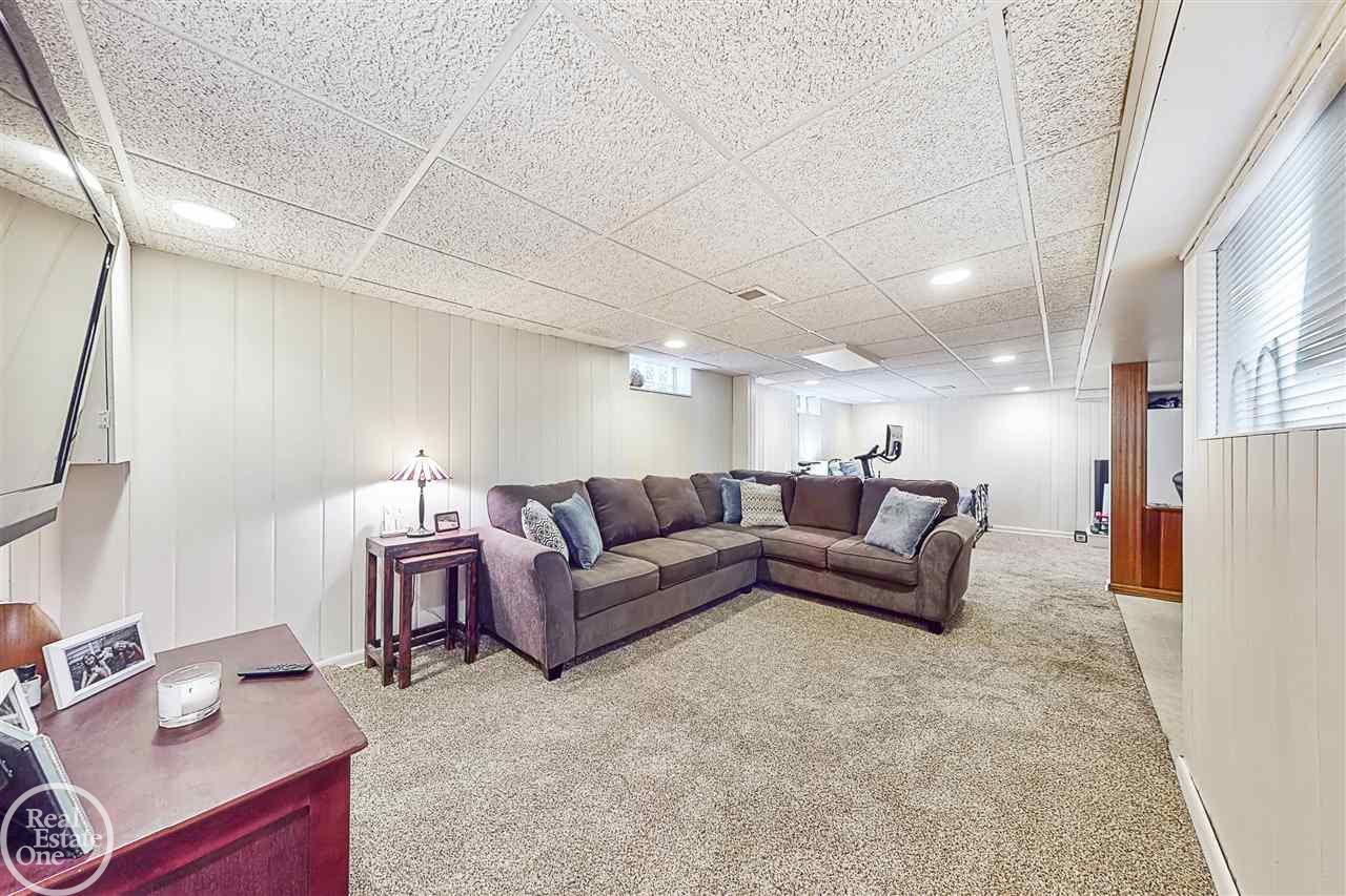 1887 Broadstone Road Grosse Pointe, MI 48236 - Photo 27 of 41 50056413-26.JPG
