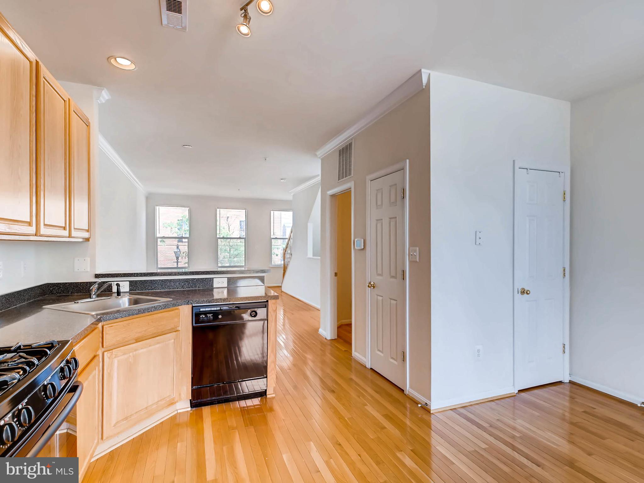 12 South Exeter Street, Unit 140 Baltimore, MD 21202 - Photo 11 of 25 Kitchen