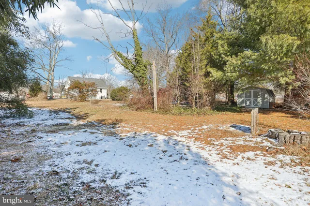 a picture of a bench in a white cabinet