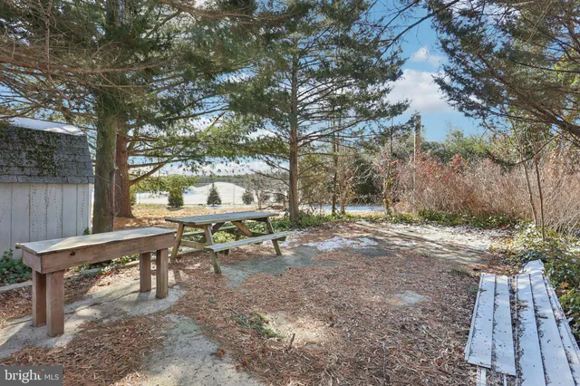 a picture of a mirror