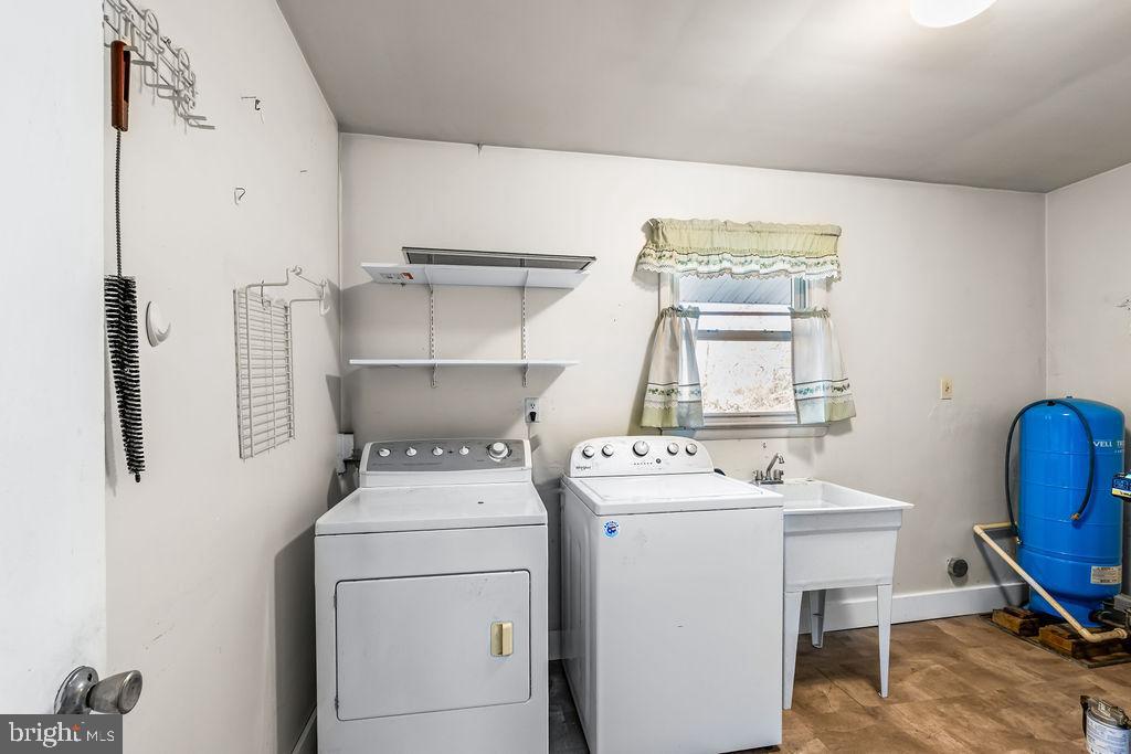 577 Brock Bridge Road Laurel, MD 20724 - Photo 12 of 41 a utility room with dryer and washer