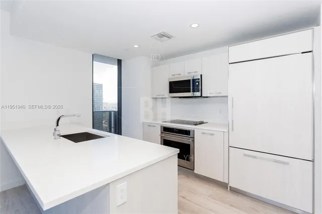 $6,000 | 45 Southwest 9th Street, Unit 1603, Miami, FL 33130