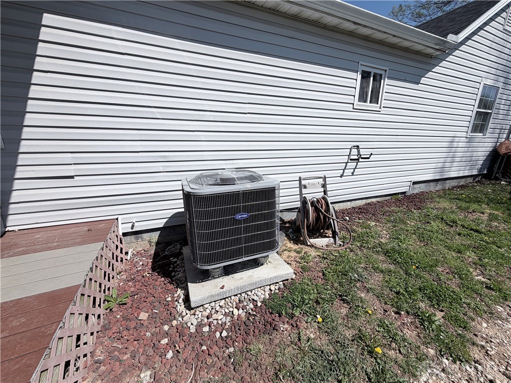 6800 Farmington Road Miamisburg, OH 45342 - Photo 30 of 32 This exterior features a well-maintained cooling system and clean siding.