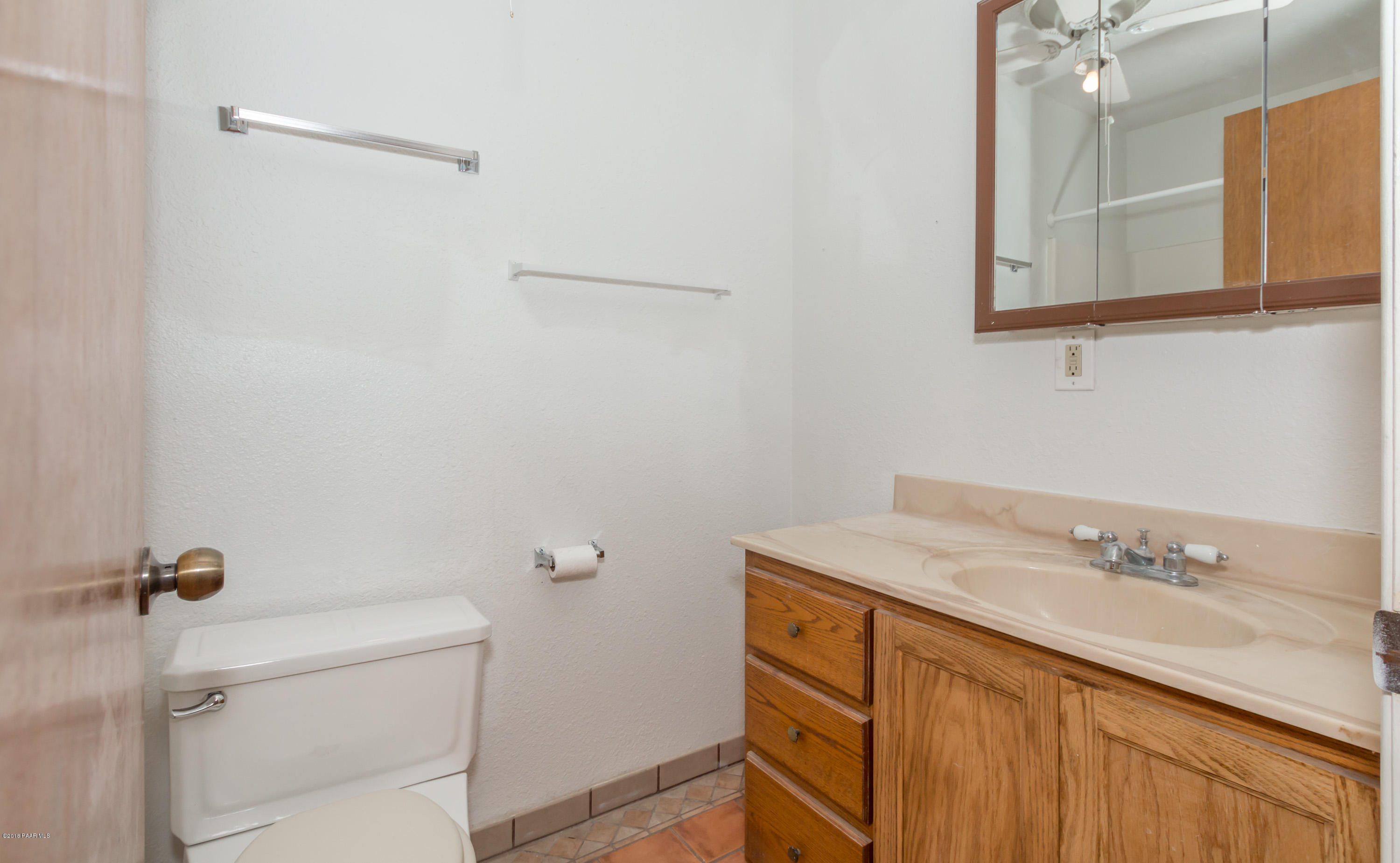 22295 North Docs Road Paulden, AZ 86334 - Photo 11 of 23 Guest Bathroom