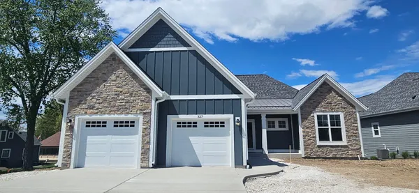$743,999 | 327 Sandy Circle, Pewaukee, WI 53072