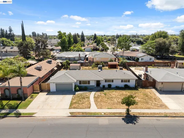 $374,999 | 4874 East Clinton Avenue, Fresno, CA 93703