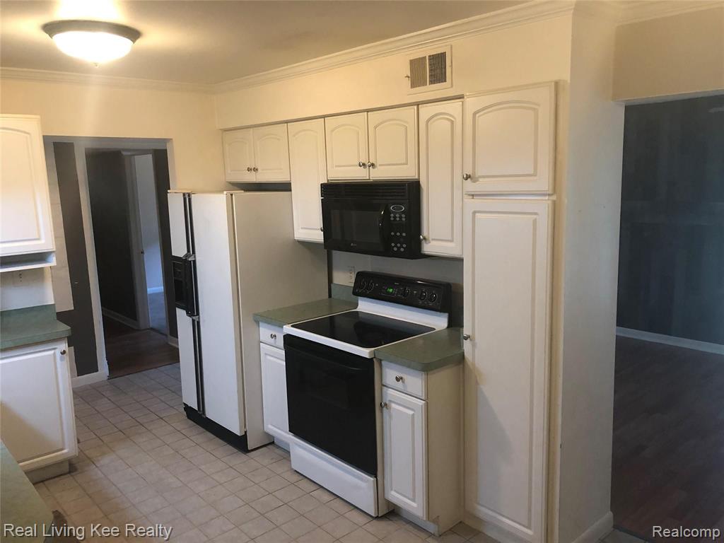 507 East University Drive, Unit 402 Rochester, MI 48307 - Photo 4 of 17