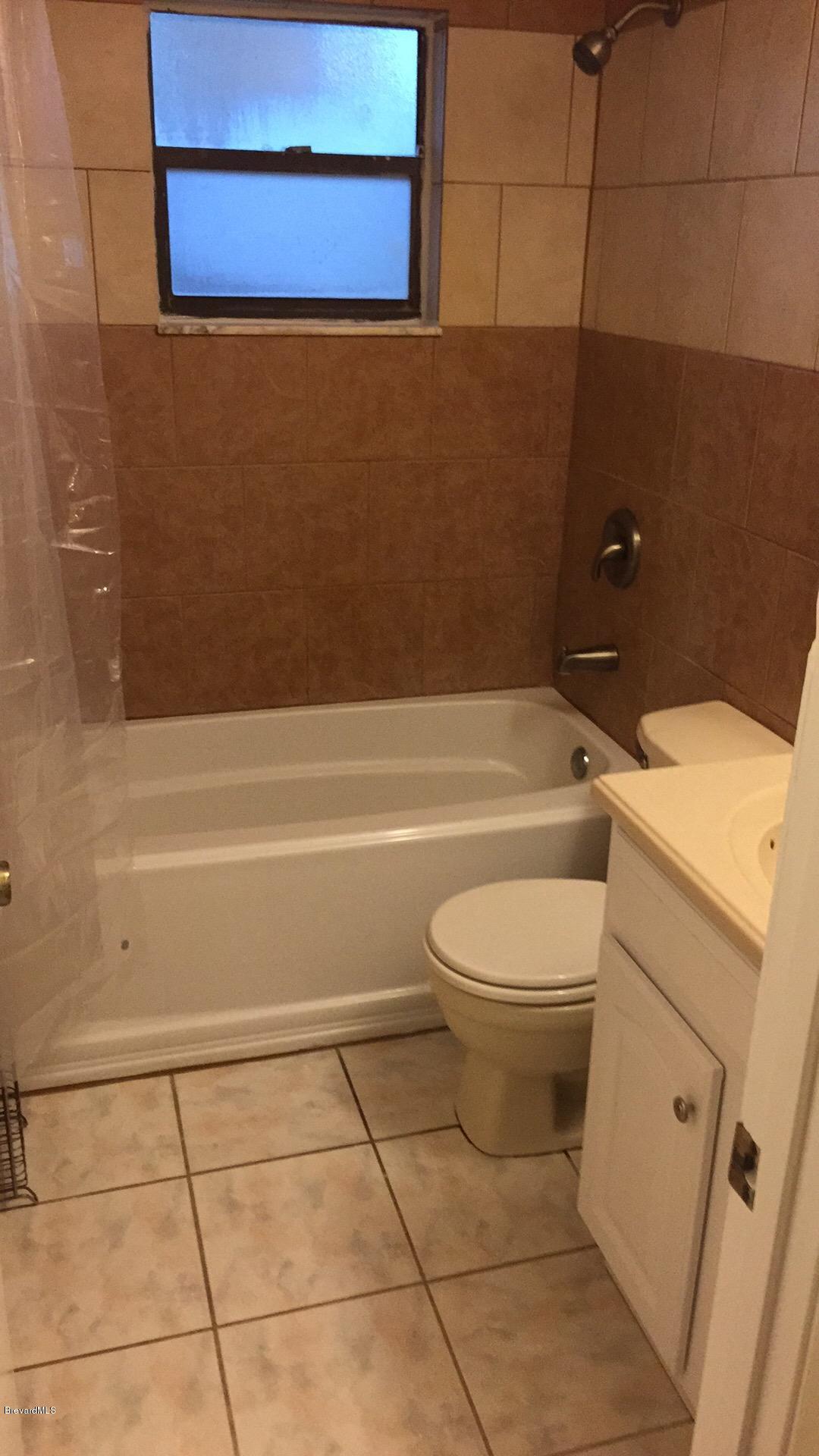 1610 Paragon Road Southeast Palm Bay, FL 32909 - Photo 35 of 85 1610 Paragon- guest bath
