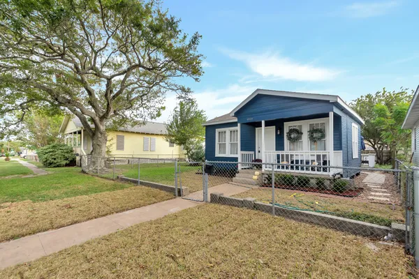 $2,300 | 4919 Avenue Q, Galveston, TX 77551