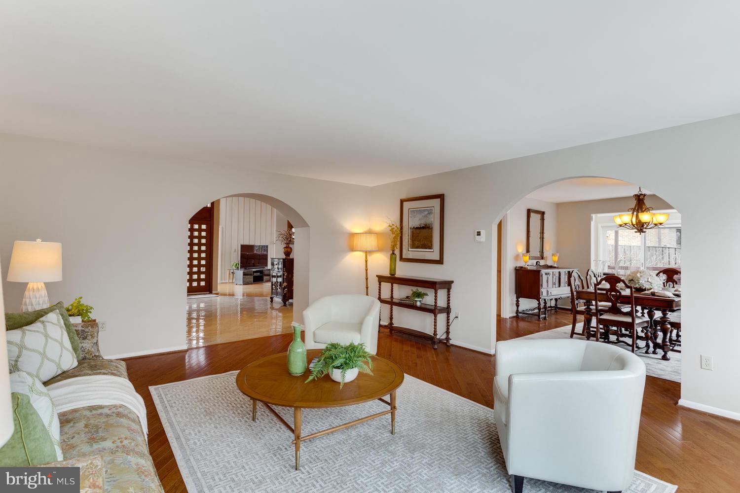 7306 Hooking Road McLean, VA 22101 - Photo 6 of 30 Living Room