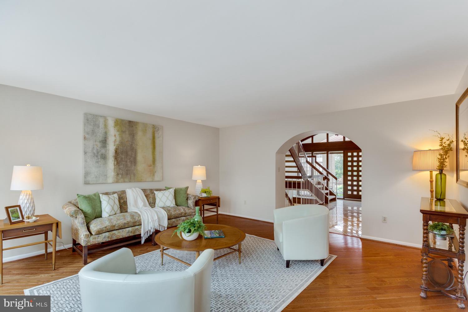 7306 Hooking Road McLean, VA 22101 - Photo 7 of 30 Living Room