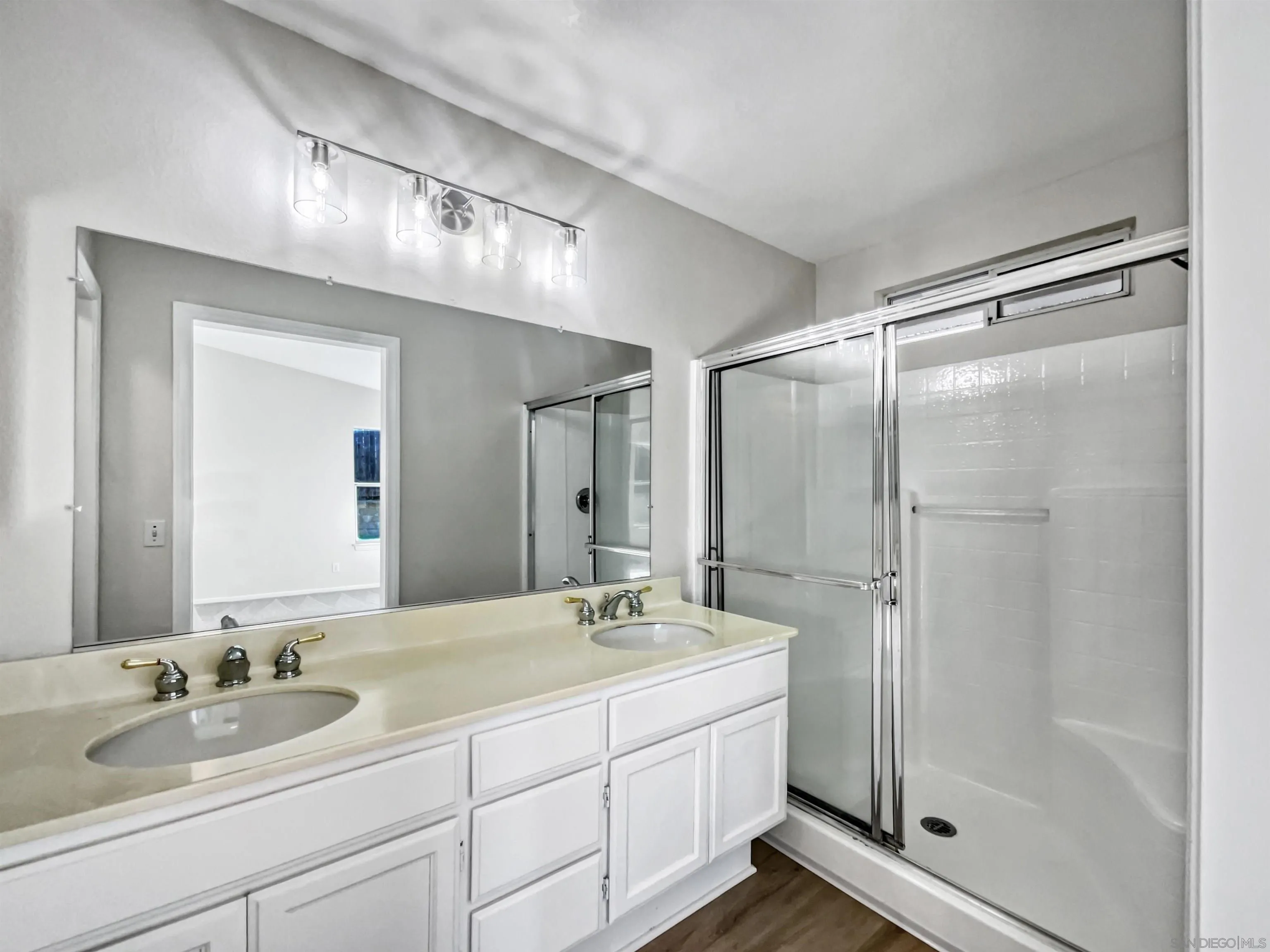 140 South Mercedes Road Fallbrook, CA 92028 - Photo 18 of 21 a bathroom with double sink and a mirror