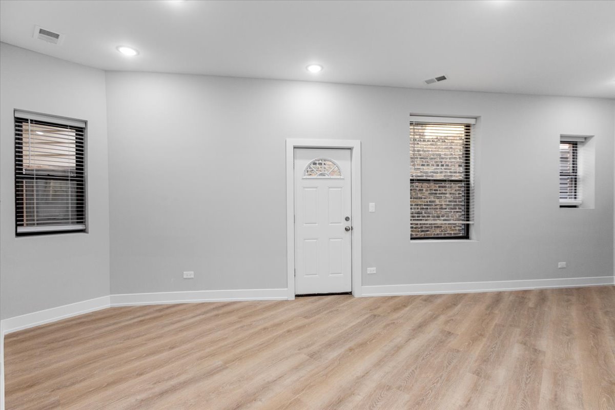 3001 North Central Park Avenue, Unit M3 Chicago, IL 60618 - Photo 8 of 10