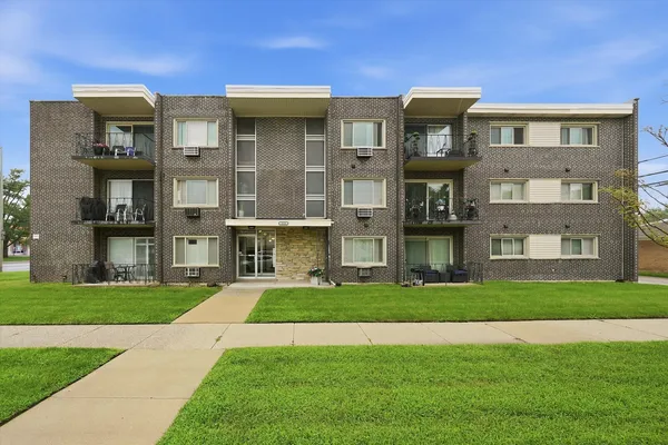 $215,000 | 3158 West 88th Street, Unit 103, Evergreen Park, IL 60805