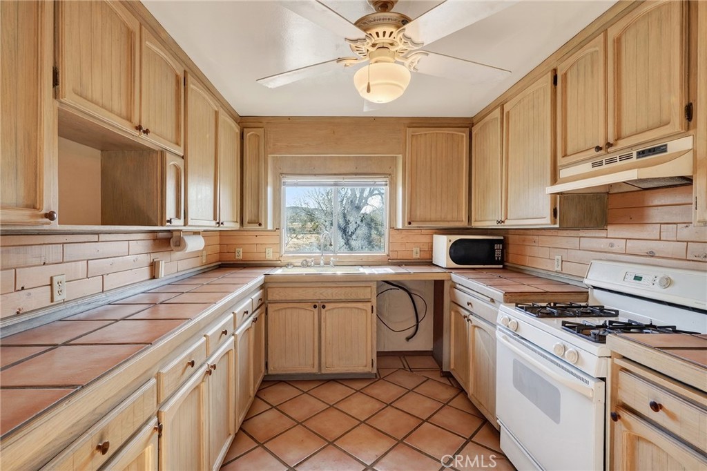 979 Old Woman Springs Road Yucca Valley, CA 92284 - Photo 12 of 58