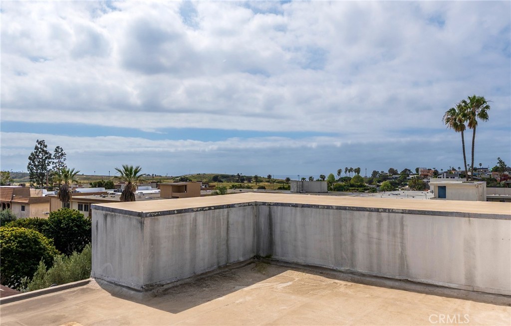 8710 Delgany Avenue, Unit 3 Playa del Rey, CA 90293 - Photo 27 of 34 a view of a terrace with a yard