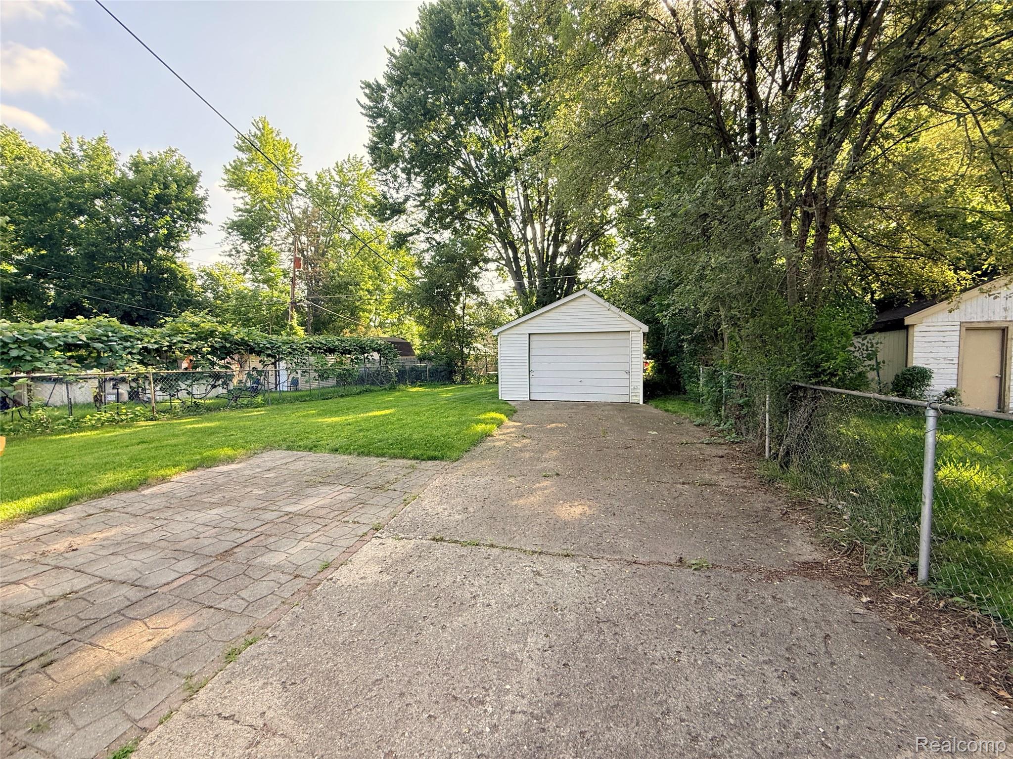 21212 Rensselaer Street Farmington, MI 48336 - Photo 10 of 11 Large yard .jpeg