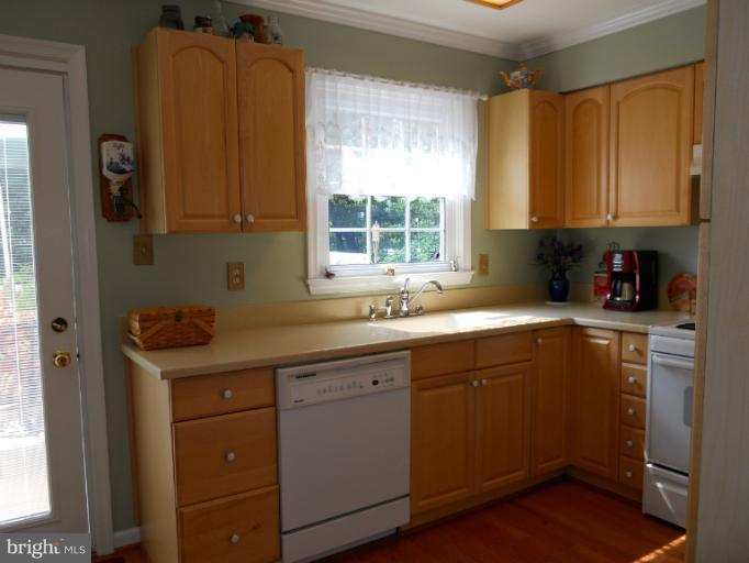 8446 Springfield Oaks Drive Springfield, VA 22153 - Photo 4 of 19 Kitchen