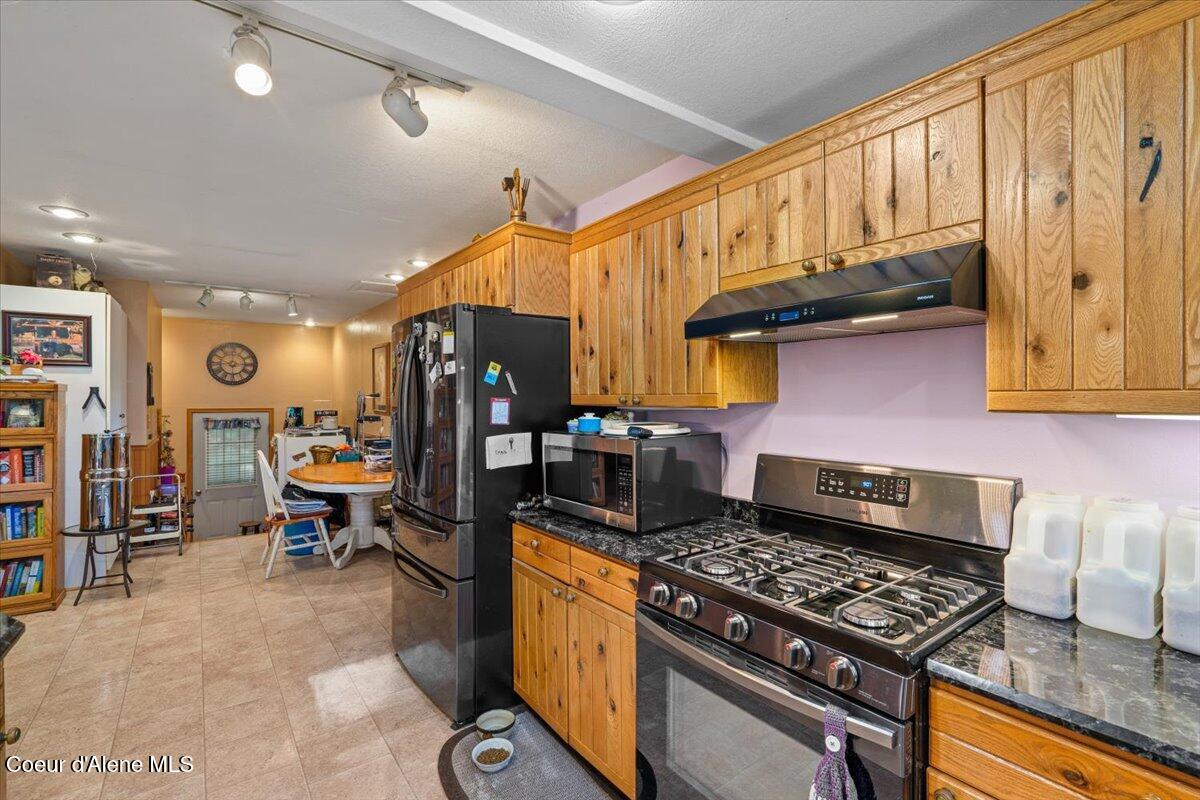 182 Fern Lane Cocolalla, ID 83813 - Photo 19 of 73 15-Kitchen