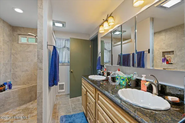 $734,900 | 182 Fern Lane, Cocolalla, ID 83813