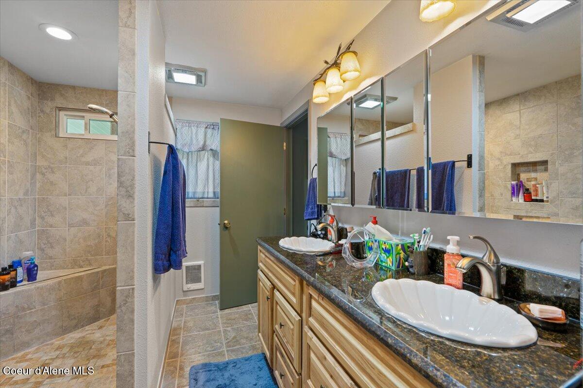 182 Fern Lane Cocolalla, ID 83813 - Photo 24 of 73 21-Full bath