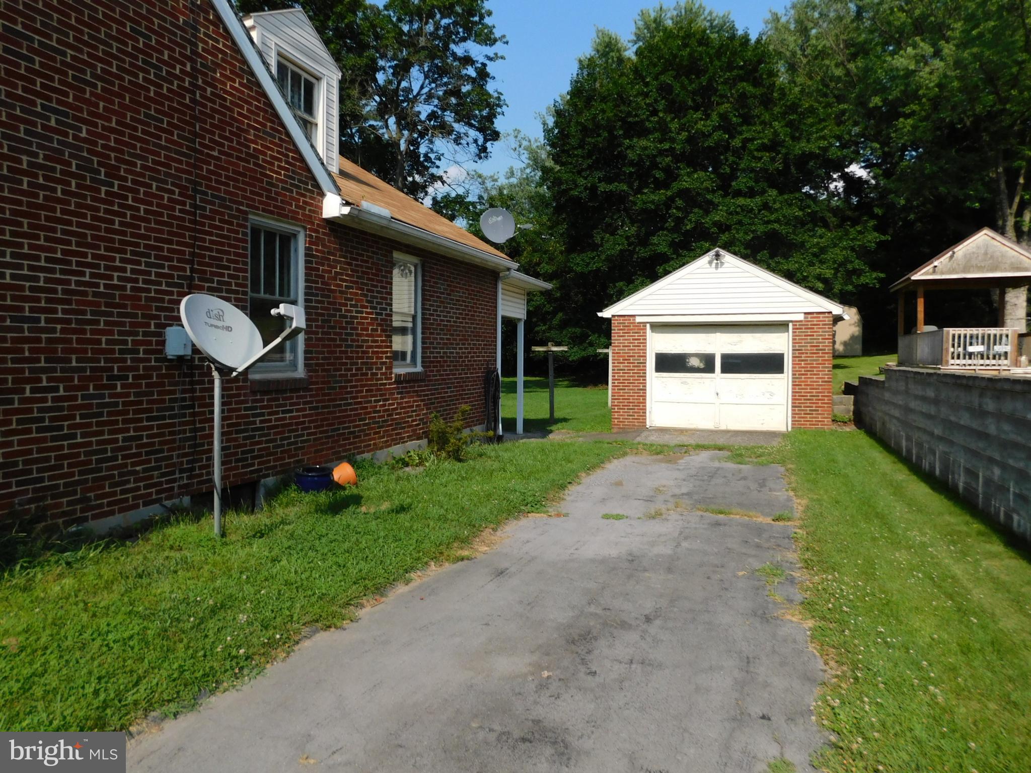 11807 Clearview Road Hagerstown, MD 21742 - Photo 15 of 18 Driveway with 1 car garage