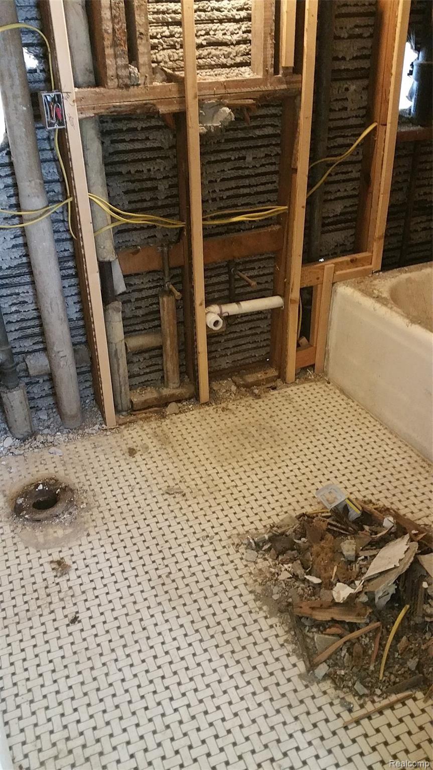 16502 Huntington Road Detroit, MI 48219 - Photo 16 of 35 20180911_104930.jpg