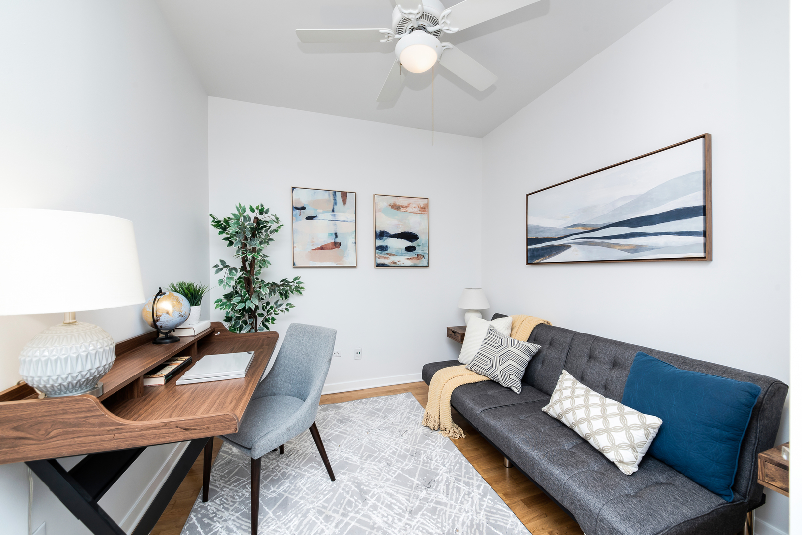 4350 North Broadway, Unit 607 Chicago, IL 60613 - Photo 4 of 18 a living room with furniture and flowers