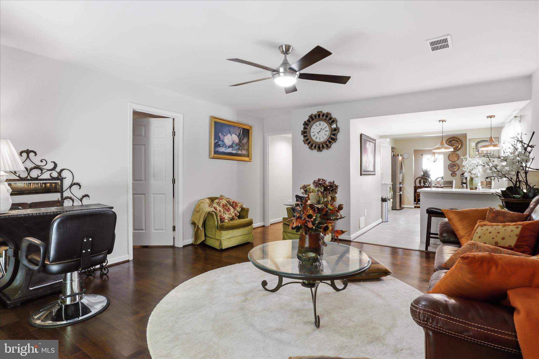 211 Keyes Court Sterling, VA 20164 - Photo 9 of 37 Main level living room