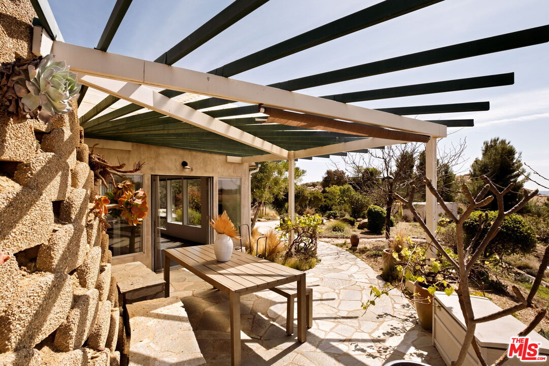 7401 Studio Road Canoga Park, CA 91304 - Photo 26 of 30 a view of outdoor space