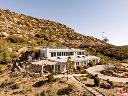 $1,995,000 | 7401 Studio Road, Canoga Park, CA 91304