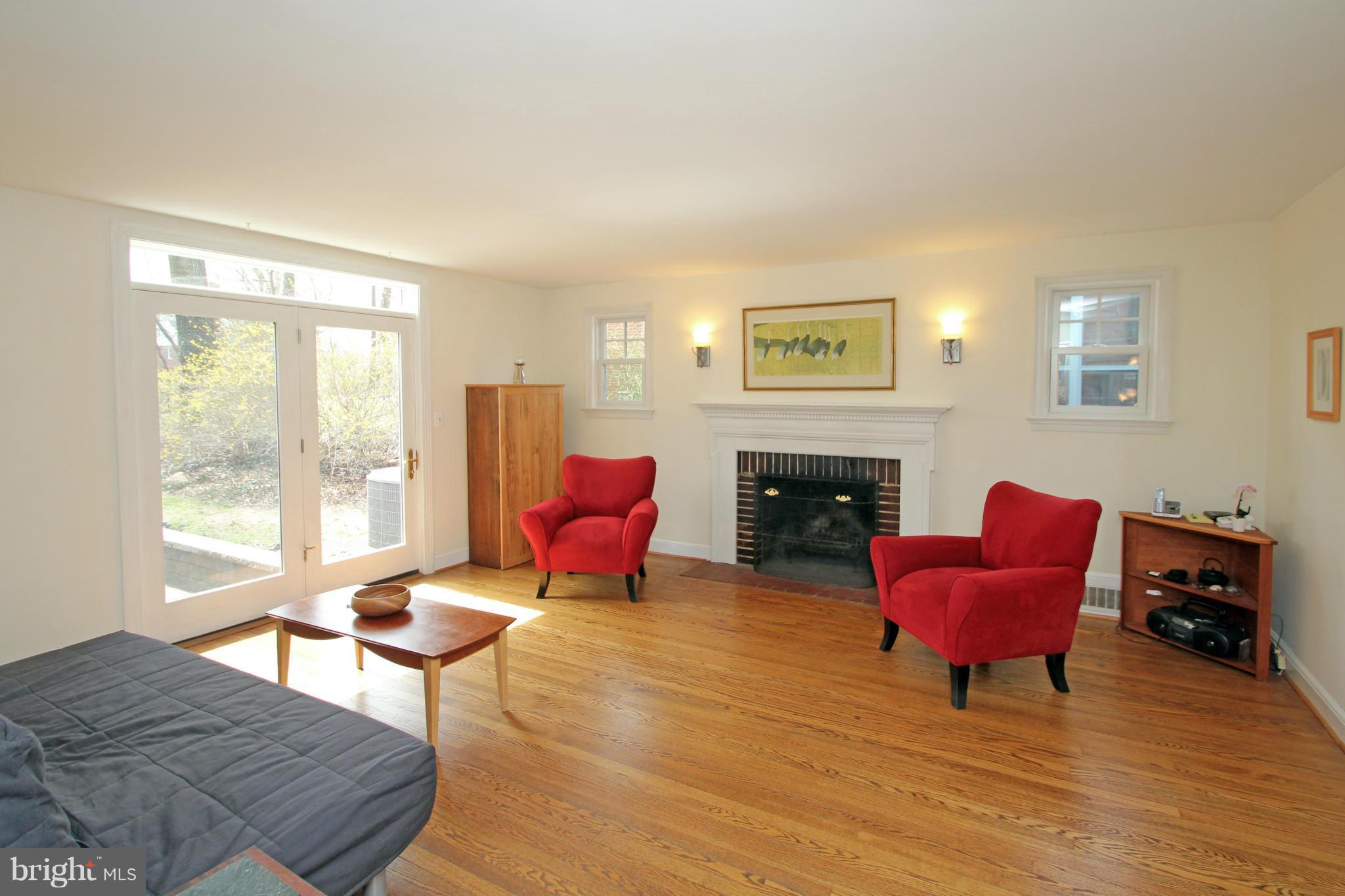 522 Ashford Road Silver Spring, MD 20910 - Photo 4 of 29 Living Room