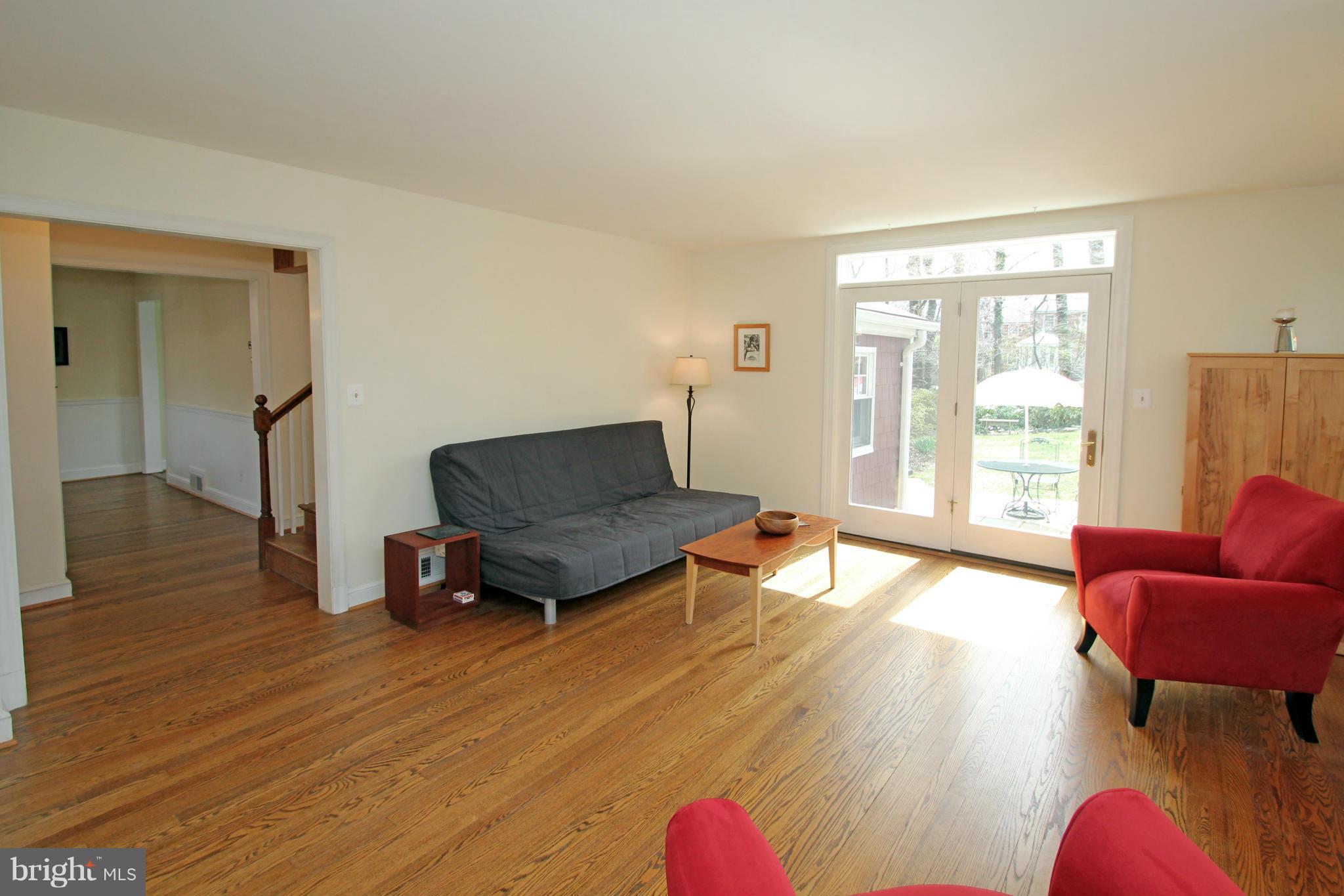522 Ashford Road Silver Spring, MD 20910 - Photo 5 of 29 Living Room