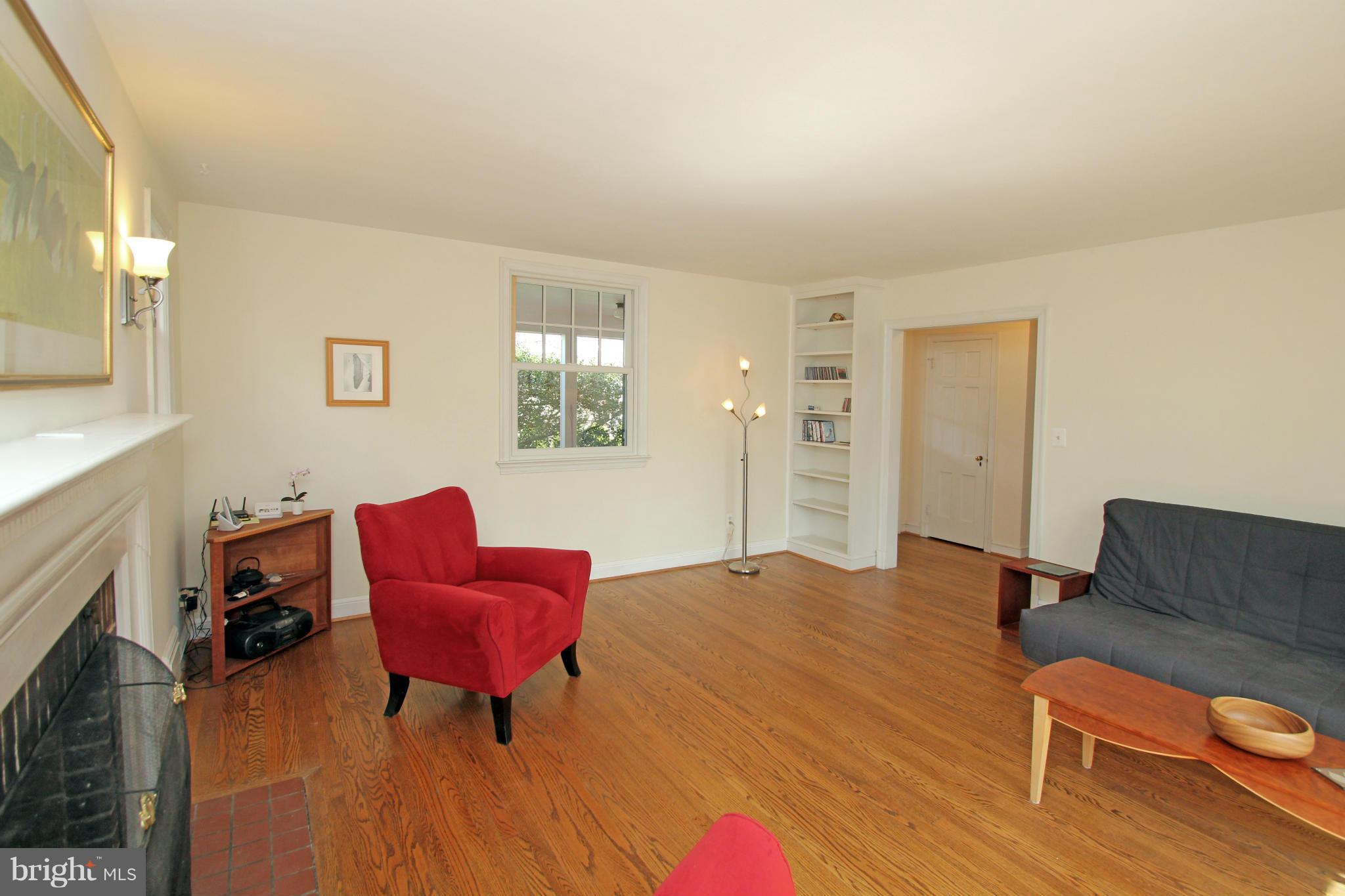 522 Ashford Road Silver Spring, MD 20910 - Photo 6 of 29 Living Room