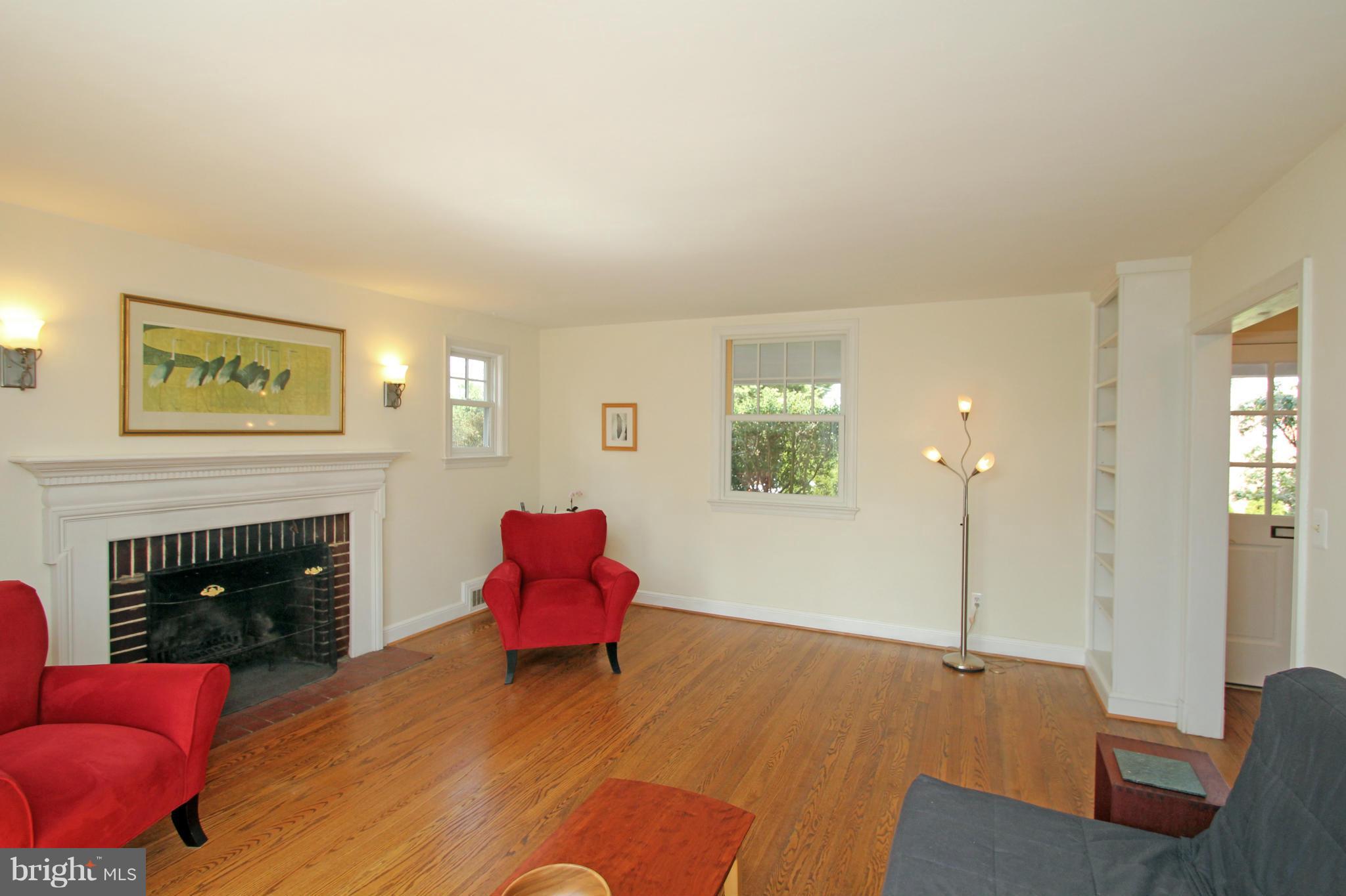 522 Ashford Road Silver Spring, MD 20910 - Photo 7 of 29 Living Room
