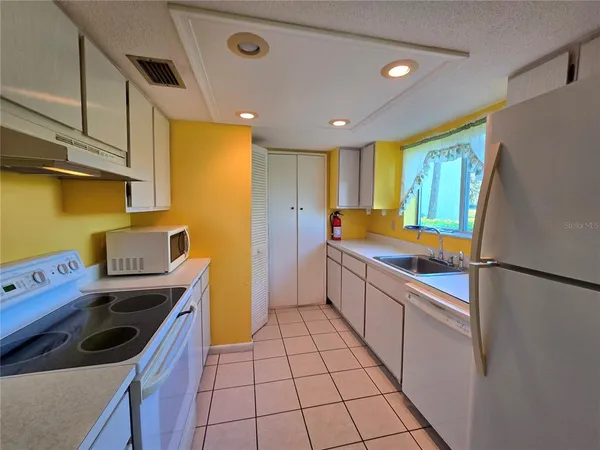 a view of an outdoor space and tv
