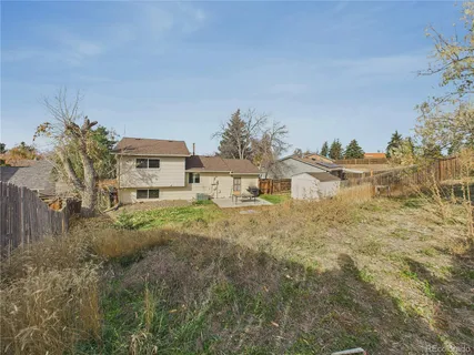 a view of a yard in front of the house
