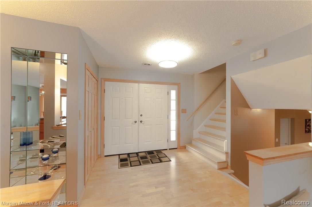 6490 Waldon Road Clarkston, MI 48346 - Photo 2 of 37 Large foyer