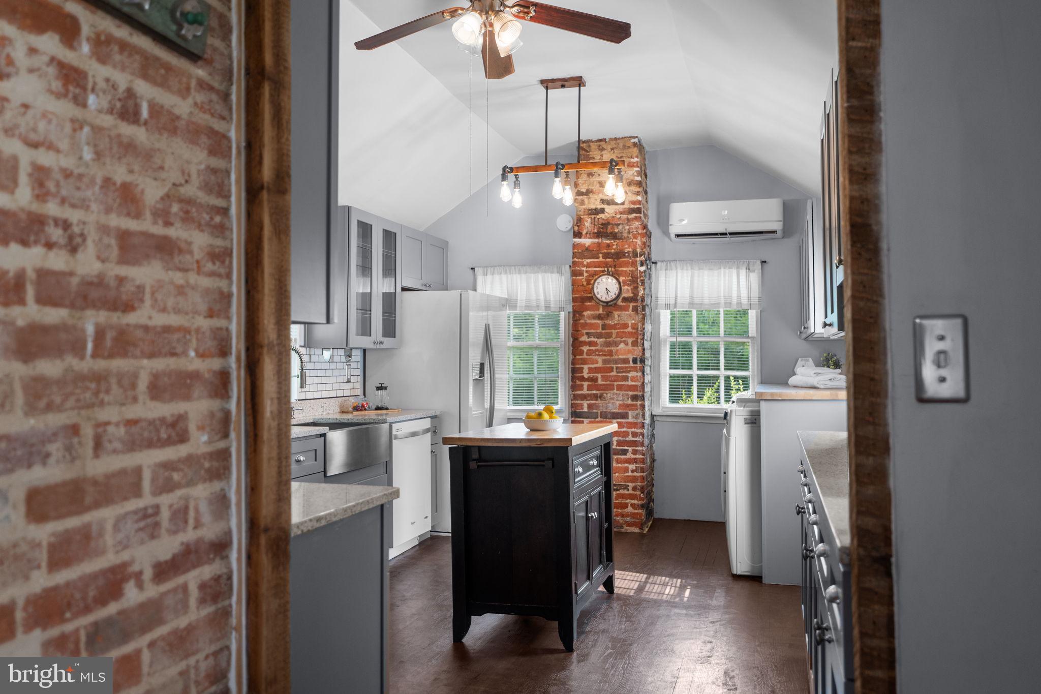 10007 Croom Road Upper Marlboro, MD 20772 - Photo 17 of 134 Charming Brick accents