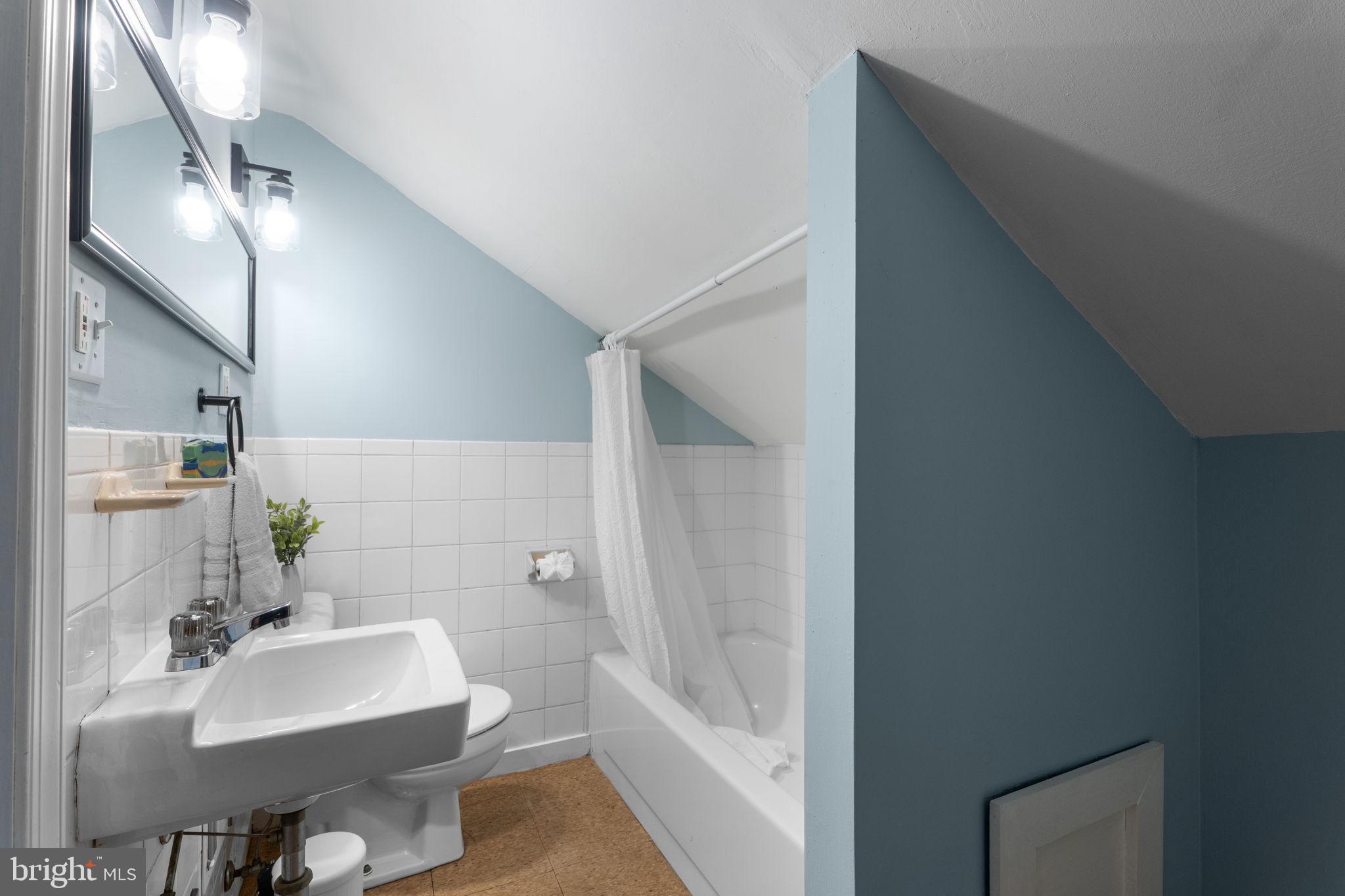 10007 Croom Road Upper Marlboro, MD 20772 - Photo 61 of 134 3rd floor bathroom