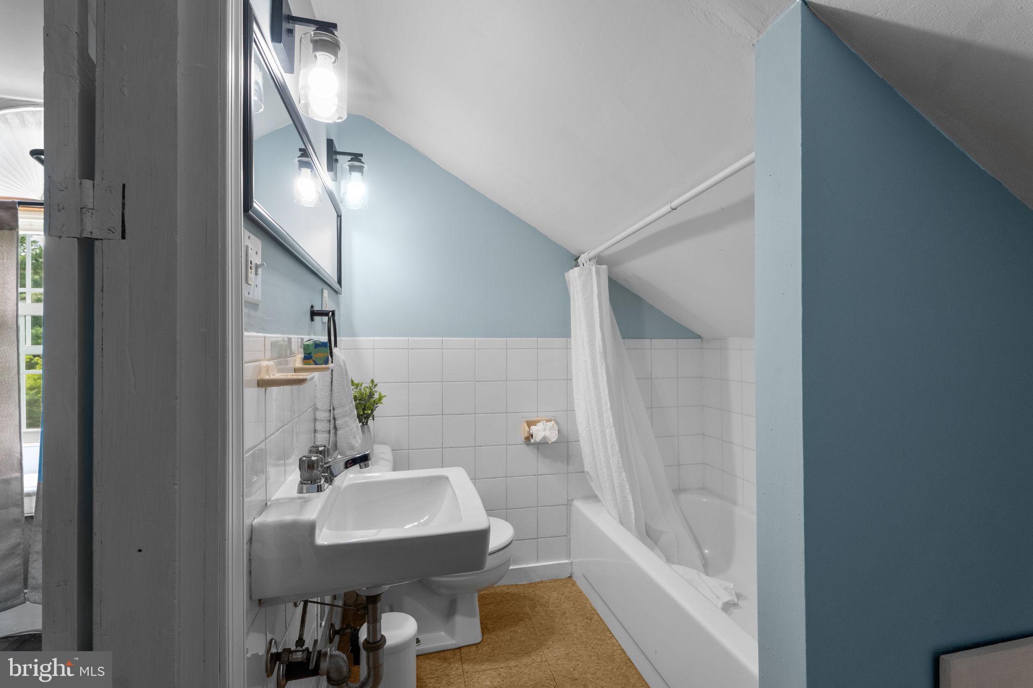 10007 Croom Road Upper Marlboro, MD 20772 - Photo 62 of 134 3rd floor bathroom